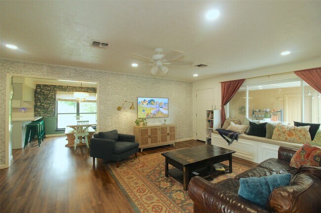 Building Photo - 1803 Oaklawn St