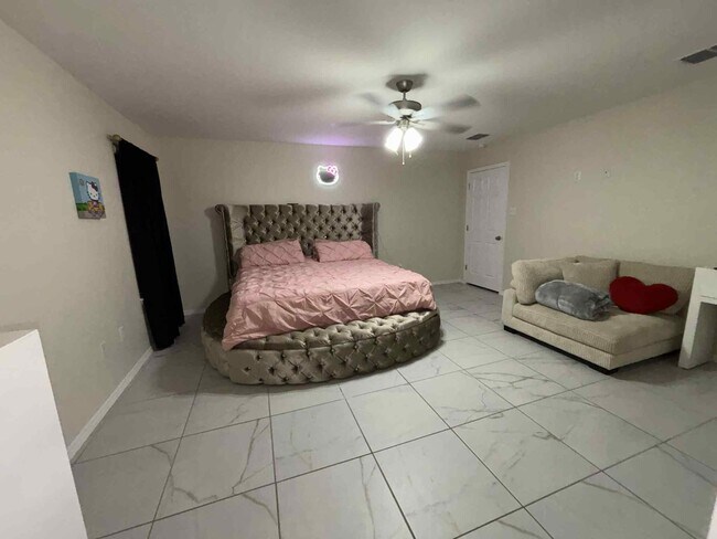 Building Photo - 5821 Colegio Ln