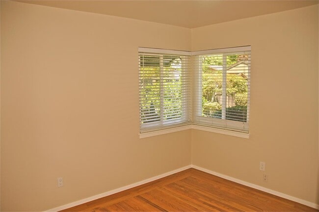 Building Photo - 2323 Peachtree Ln