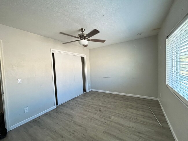 Building Photo - 2 Bedroom 2 Bath with Carport