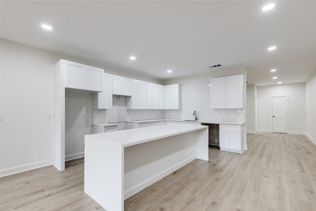 Building Photo - 21711 Barcarole Dr