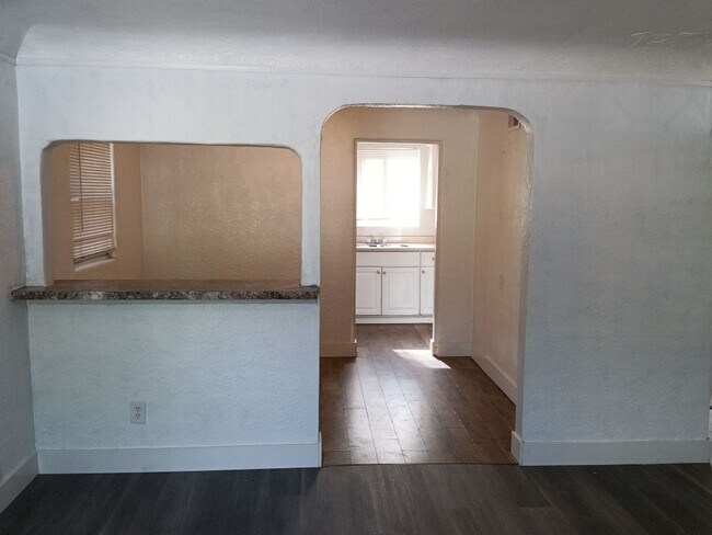Building Photo - 2-bedroom, 1-bathroom home located in the vibrant city of Albuquerque