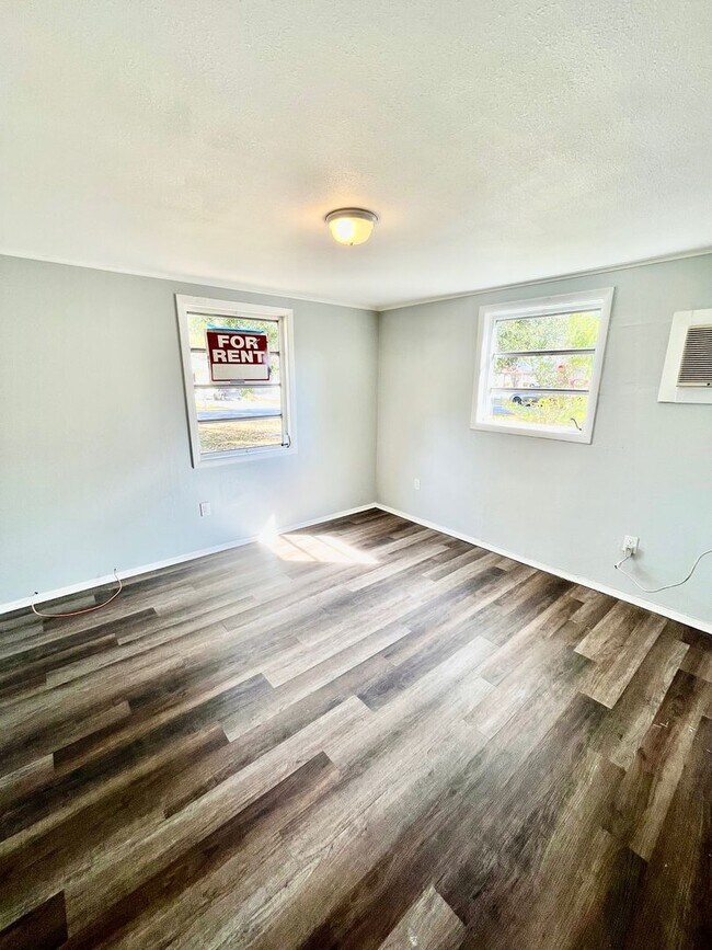 Building Photo - Cute 2BR/1BA Zephyrhills Duplex NO APPLICATION FEE!