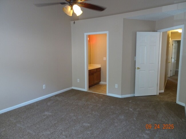 Building Photo - 3 Bedrooms, 2.5 Bathrooms Townhouse Rental