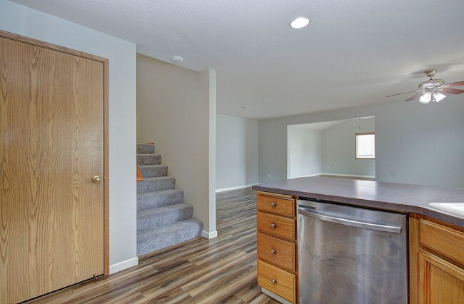 Building Photo - Welcome to this charming 2 bedroom, 2 bath...
