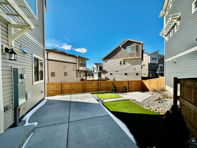 Building Photo - "Charming and spacious 3-Bed Sanctuary with 2.5 Baths the Reunion Community in Commerce City!"