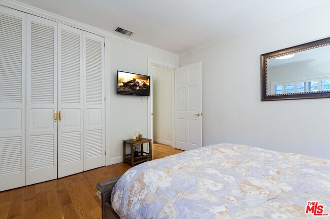 Building Photo - 1526 San Vicente Blvd