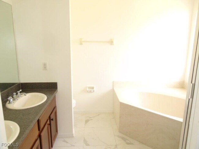 Building Photo - 2447 Laurentina Ln