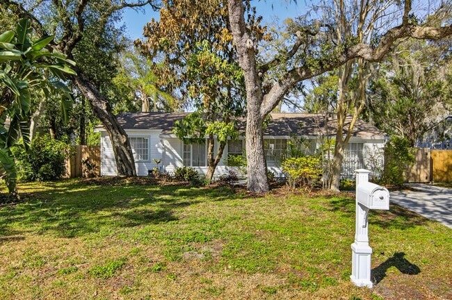 Building Photo - 815 W Lowry Ln