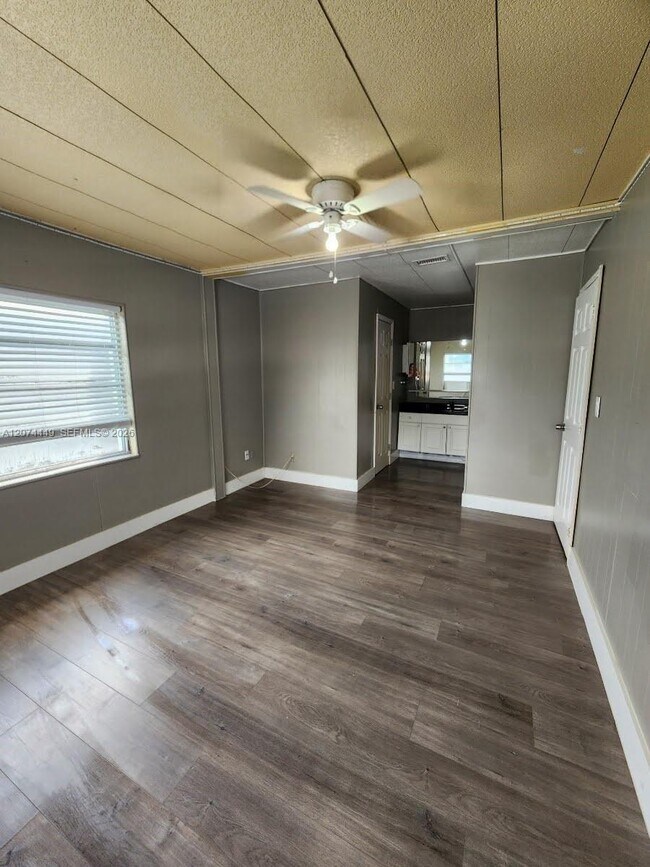 Building Photo - 6520 Sandalfoot Blvd