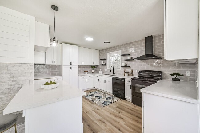 Building Photo - 306 Red Bud Ln