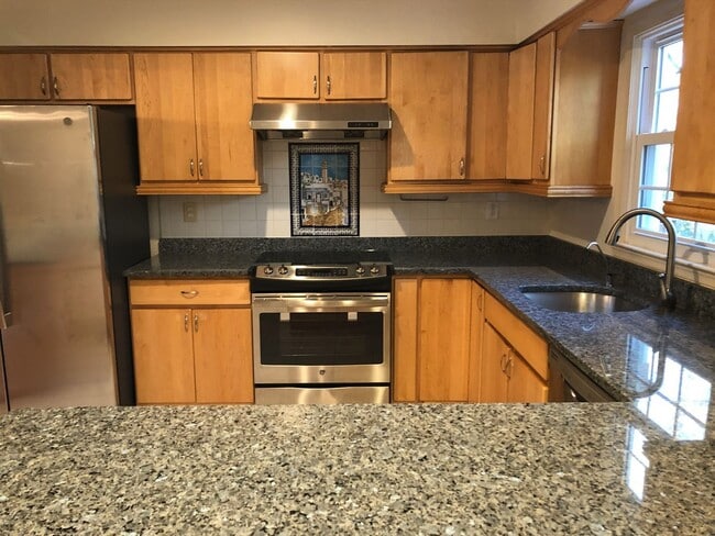 Building Photo - Spacious Townhome, Great Location!