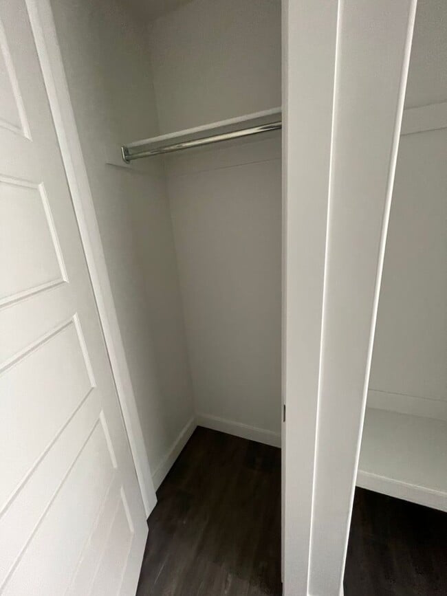 Building Photo - Modern home!