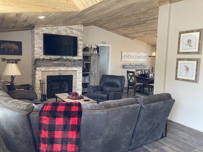 Building Photo - 3239 Pine Needle Dr