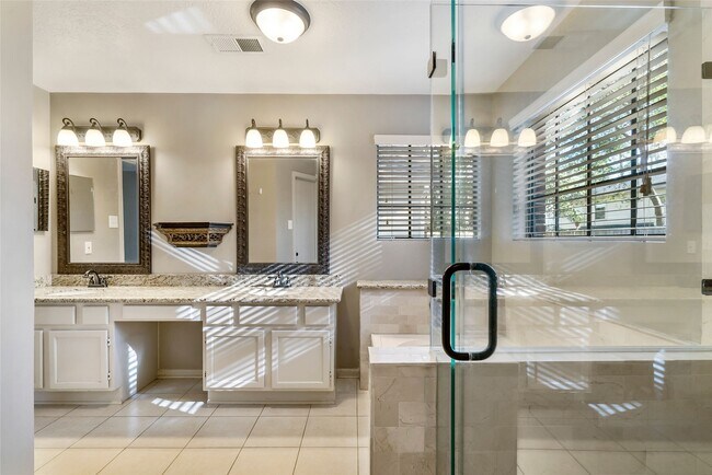 Building Photo - 2 Village Knoll Pl