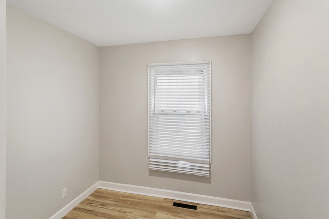 Building Photo - 215 E Maxon Ln