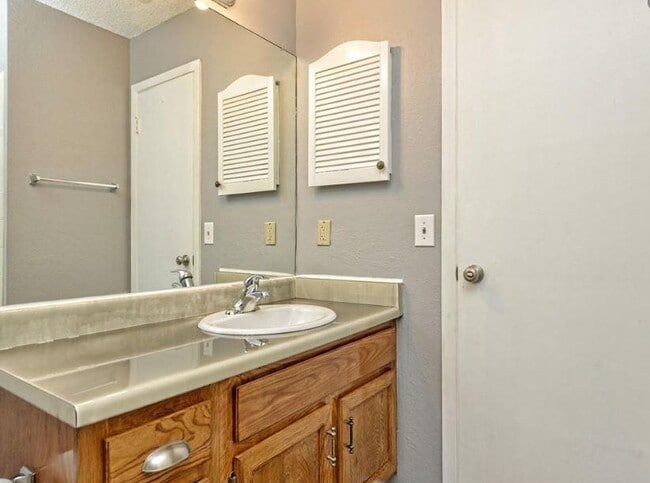 Building Photo - 12320 Alderbrook Dr
