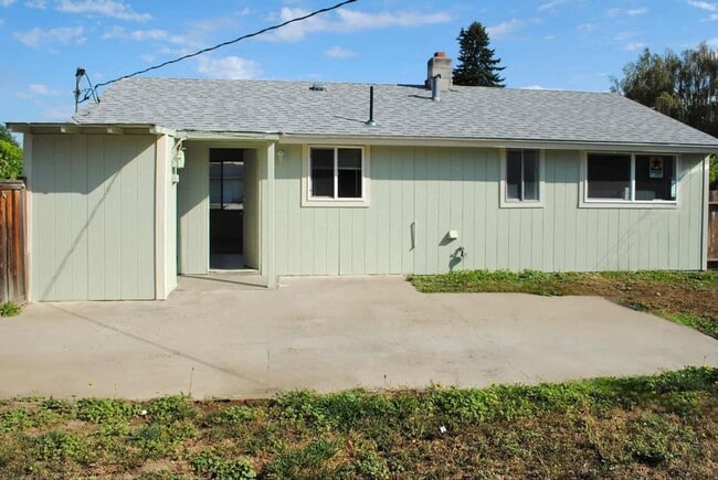Building Photo - Two Bedrooms & One Bathroom Home $100.00 o...