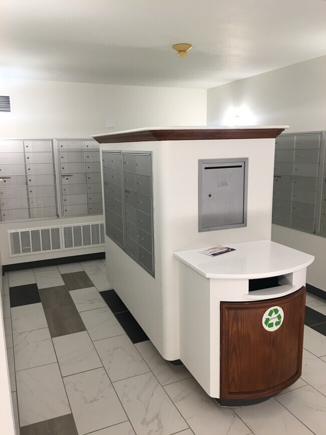 Building Photo - 460 S Marion Pkwy