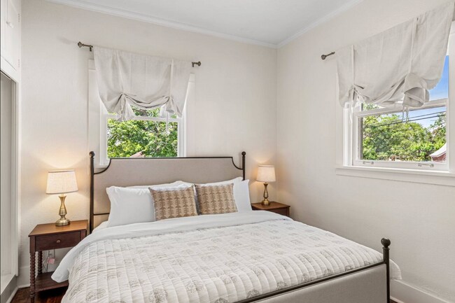 Building Photo - All-Utilities-Included Studio in Historic Bristol Manor | Pet Friendly