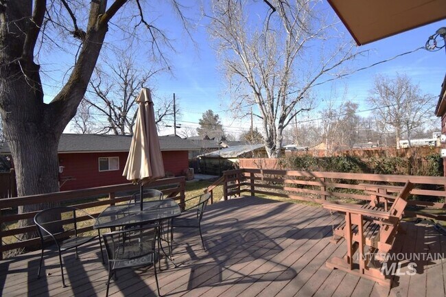 Building Photo - 1327 S Leadville Ave