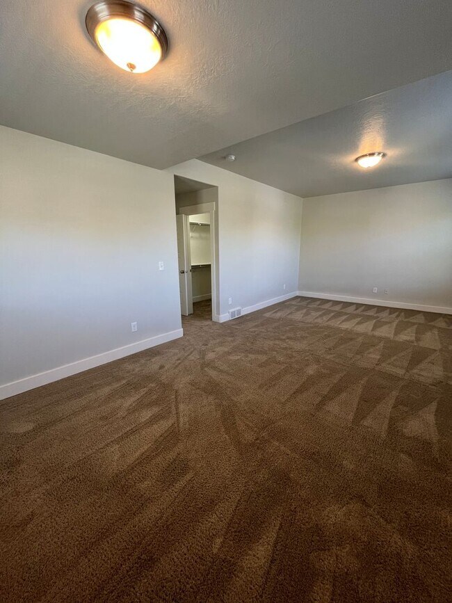 Building Photo - Spacious 3 Bed, 2.5 Bath Townhome in Pleasant Grove