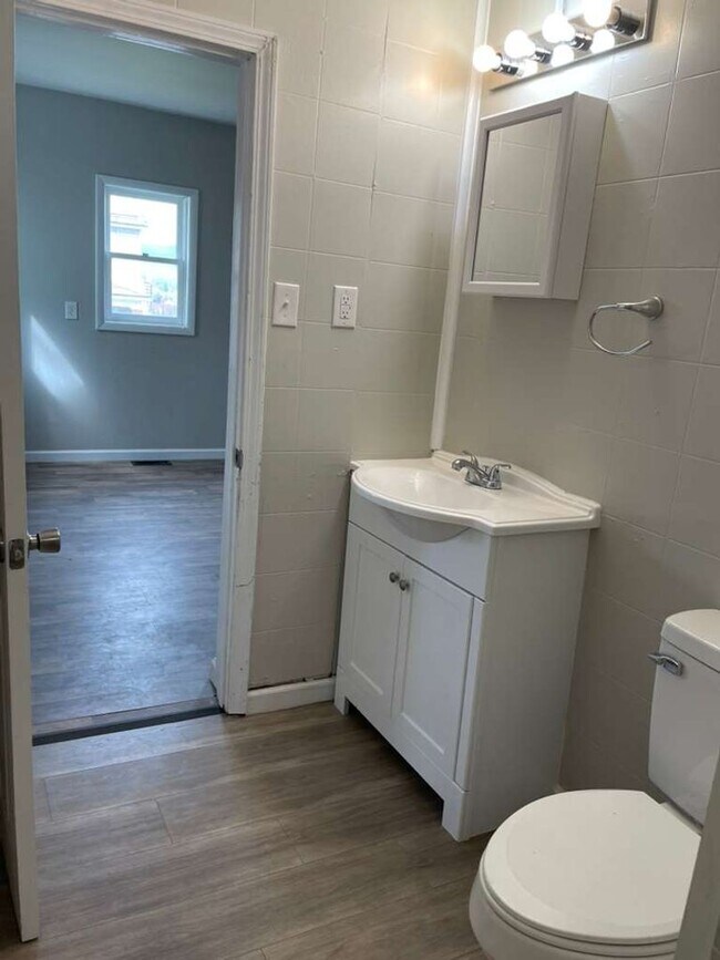 Building Photo - 315 10th St