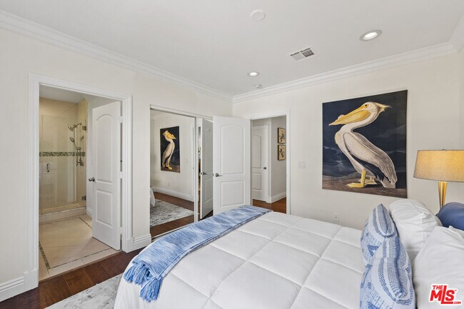 Building Photo - 1114 S La Peer Dr