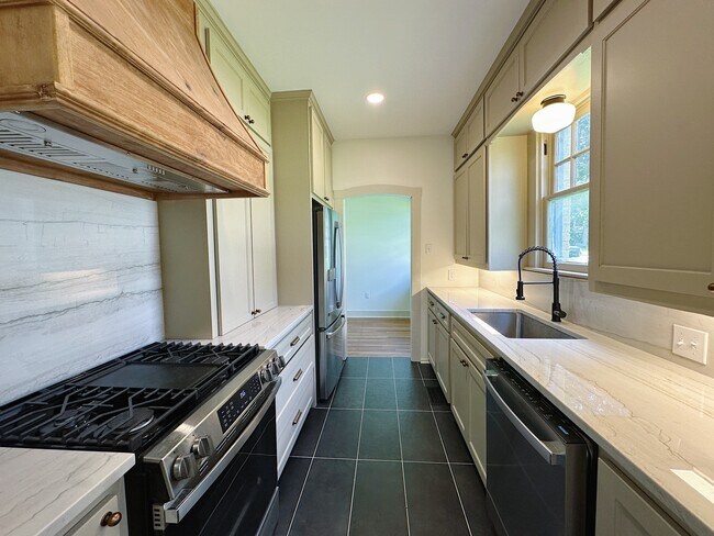 Building Photo - 2726 Sanger Ave