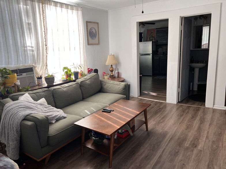 Livingroom - 810 Shull St