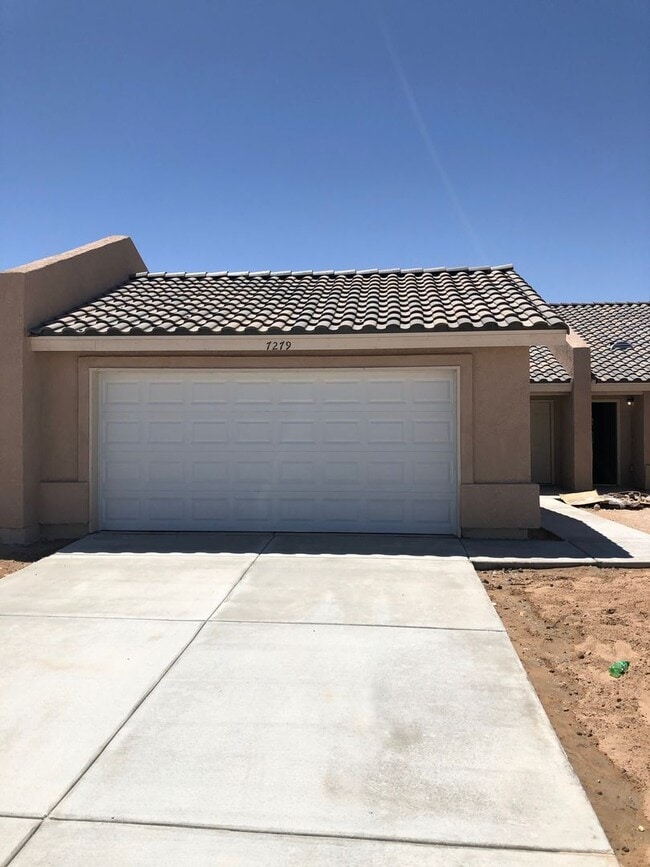Building Photo - 3 bedroom Townhome in Desert Sky!