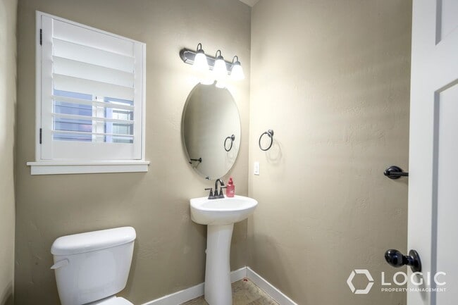 Building Photo - Beautiful Home in Midvale!