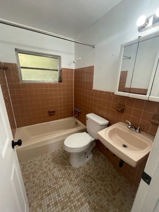 Building Photo - 3 Bed 2 Bath Home | Pet Friendly | Washer ...