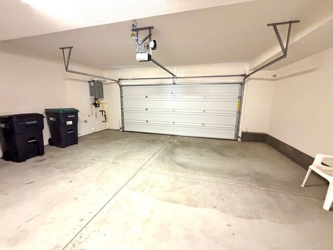 Building Photo - Almost BRAND NEW end unit Townhome in Winchester for Rent