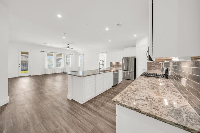 Building Photo - Stunning 4-bedroom, 3-bathroom single-stor...