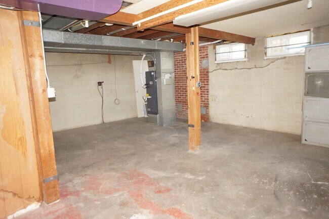 Building Photo - SE Portland 3-bedroom remodeled Bungalow