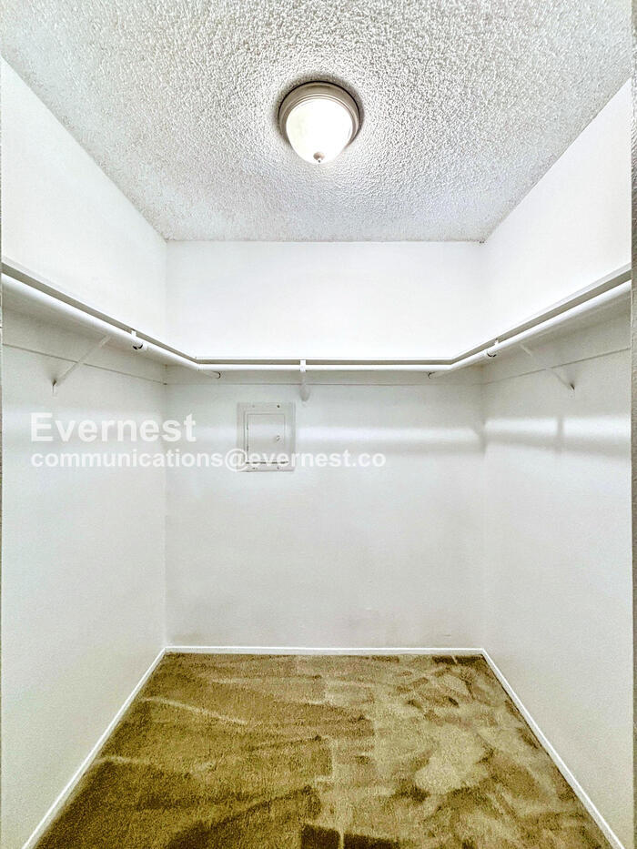 Building Photo - 3215 Midway Dr