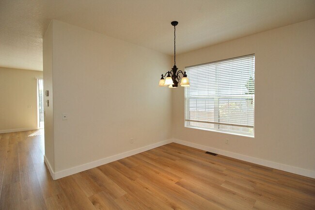 Building Photo - Custom-Built 5 Bedroom/3 Bath Home In A Great Sunnyside Neighborhood