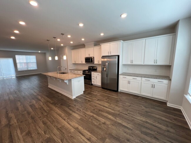 Building Photo - Spacious, Like-New Townhome with Premium F...