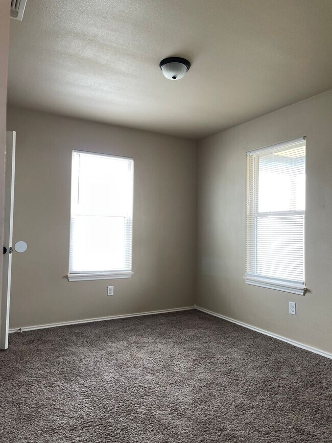 Building Photo - 3 Bd / 2 Bath and great back yard