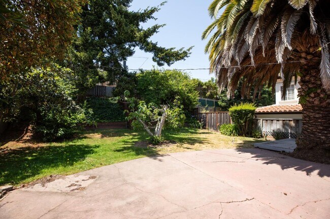 Building Photo - 1437 Cabrillo Ave