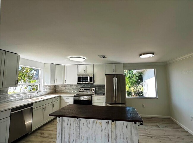 Building Photo - 812 Bayview Dr