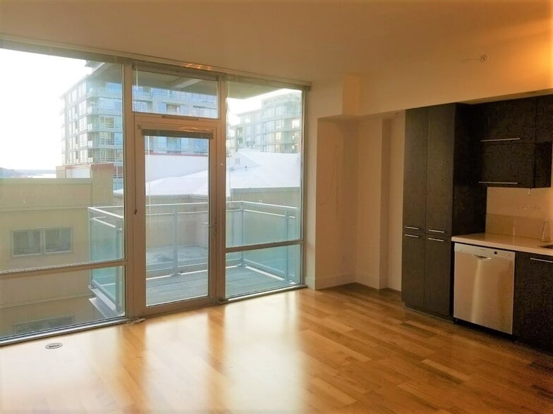 609 Living Area View 1 - 2911 2nd Ave