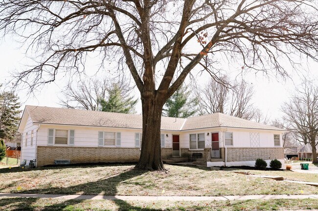 Building Photo - Spacious 3 Bedroom, 2 Bath Duplex with Att...