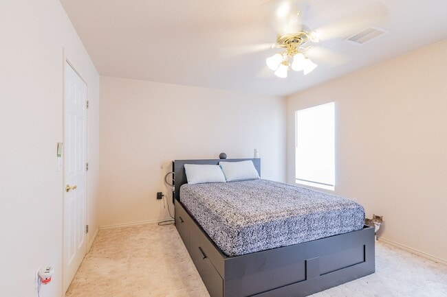 Building Photo - Conveniently located 3 Bedroom, 2 bath