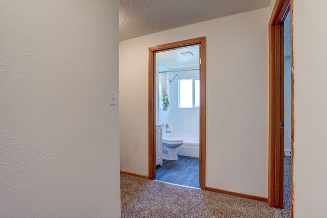 Building Photo - 2 bedroom unit available!! Pets OK!
