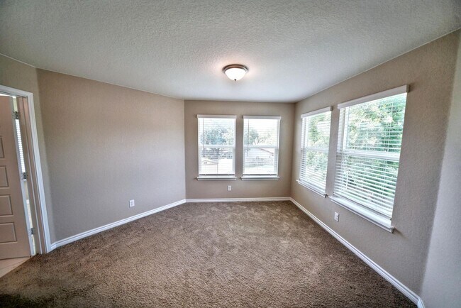 Building Photo - Beautiful 3-Bedroom Home with Flex Space i...