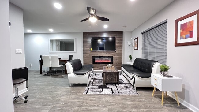 Building Photo - 5569 Pine Gate Dr