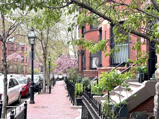 Building Photo - 425 Marlborough St