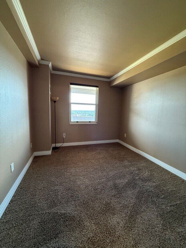 Building Photo - Spacious 1bd/1ba TOP FLOOR CONDO! Availabl...